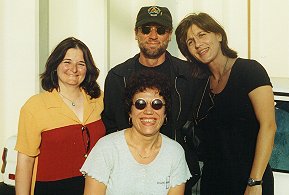 With the fans (289Wx195H) - With (from left) Ana Scavarda, Claudia Ioele and (bottom) Elisabetta Mettuno. Miami, January 2001. 
 