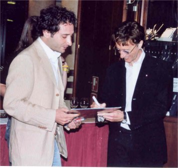 Signing some autograph (356Wx336H) - Robin signs autograph to Italian fan Gianluca Ruggiero (Neuss, Germany, 28 may 2005) (Picture by Gianluca Ruggiero, Bari, Italy) 