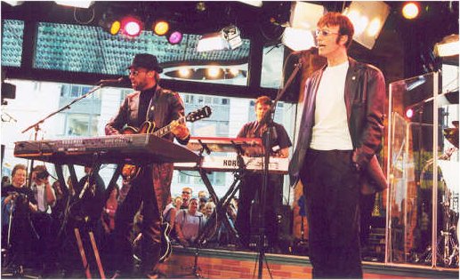 Live  (517Wx315H) - April 23, 2001. GMA Studios, Times Square, New York 