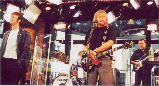 Live  (549Wx299H) - April 23, 2001. GMA Studios, Times Square, New York 