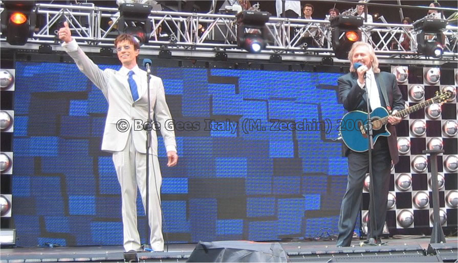 Prince's Trust, London 2006 (895Wx515H) - Barry & Robin at the Prince's Trust concert 