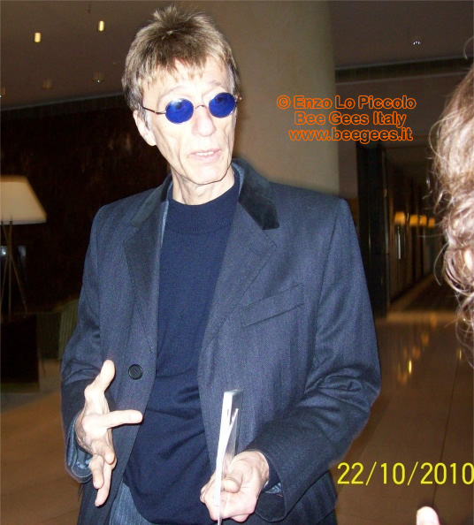 Robin in Amsterdam (October 2010) (536Wx594H) - Robin Gibb in Amsterdam, before the show 