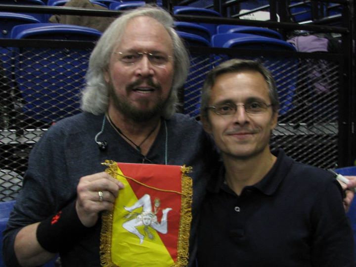 Barry Gibb holding the symbol of Sicily (with Enzo Lo Piccolo), Dublin 2013