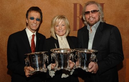 Robin, Ivonne e Barry Gibb con i BMI Icon Awards