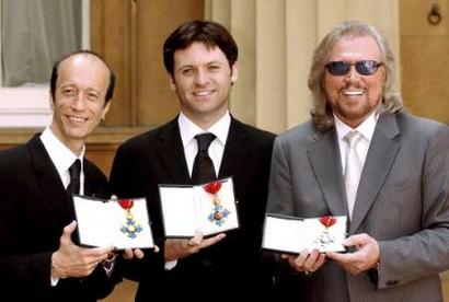 Robin, Adam e Barry Gibb con le medaglie del CBE