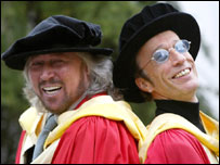 Barry e Robin Gibb in toga