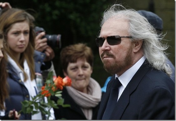 Barry Gibb durante il funerale