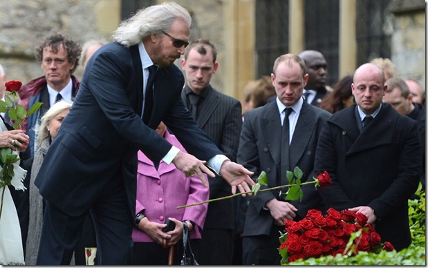Barry Gibb lancia una rosa nella tomba di Robin. Barry Gibb lancia una rosa nella tomba di Robin.