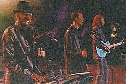 Live  (408Wx271H) - Wembley, London, 5 september 1998 (singing 