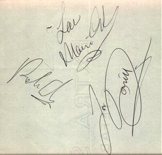 Autographs (322Wx309H) - The autographs of Robin, Maurice and Barry Gibb
(Courtesy of Ludovica Castellini) 
