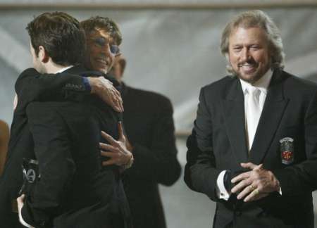 Grammys 2003 (450Wx324H) - Robin embraces Adam Gibb at the 45th annual Grammy Awards in New York February 23, 2003 