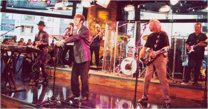 Live (703Wx368H) - April 23, 2001. GMA Studios, Times Square, New York 
